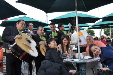 Mariachis at Holiday Inn